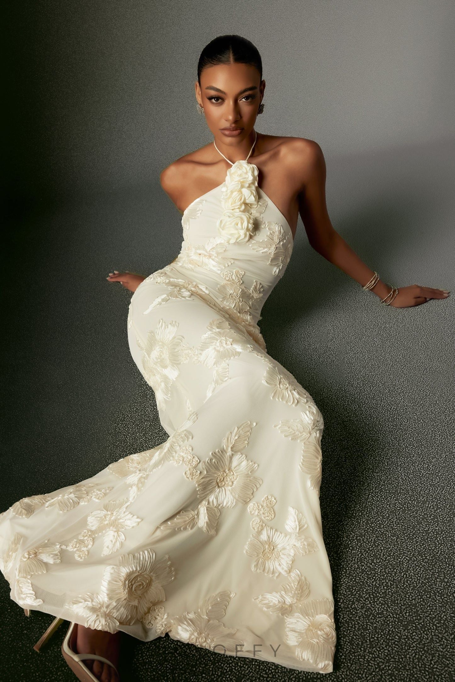 Élodie Beyaz Çiçek İşlemeli Halter Yaka Maxi Elbise