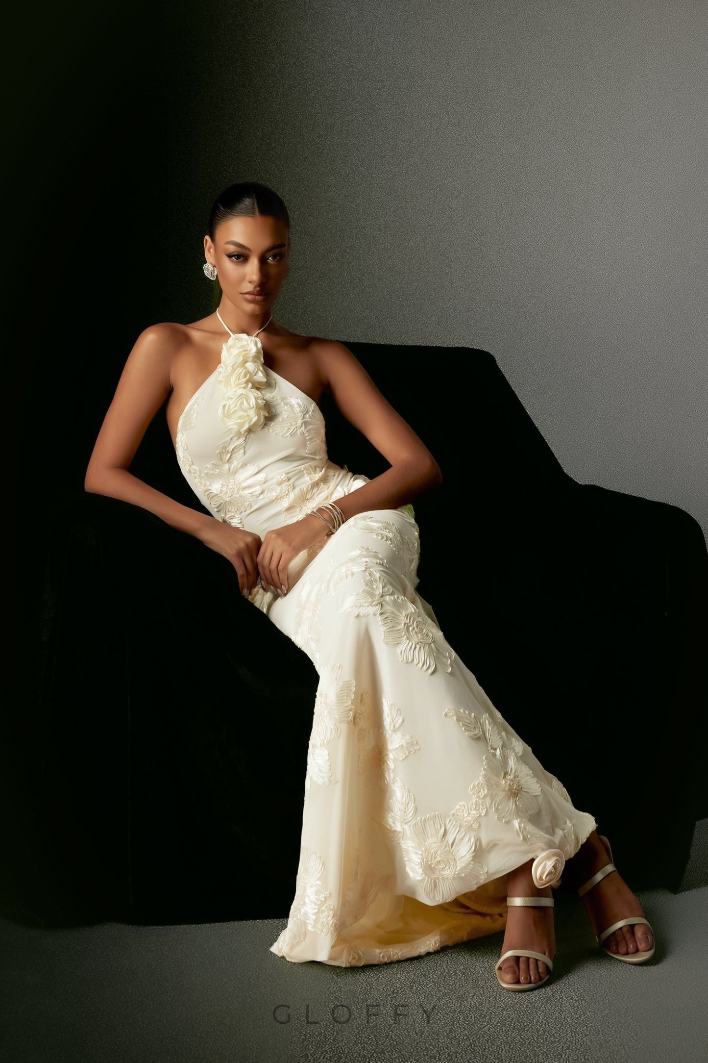 Élodie Beyaz Çiçek İşlemeli Halter Yaka Maxi Elbise