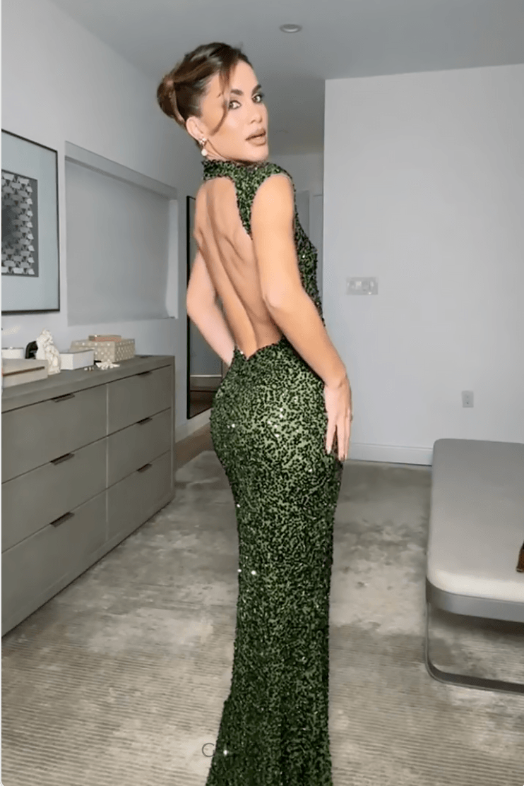 Esnek Pullu Sırt Dekolteli Maxi Elbise