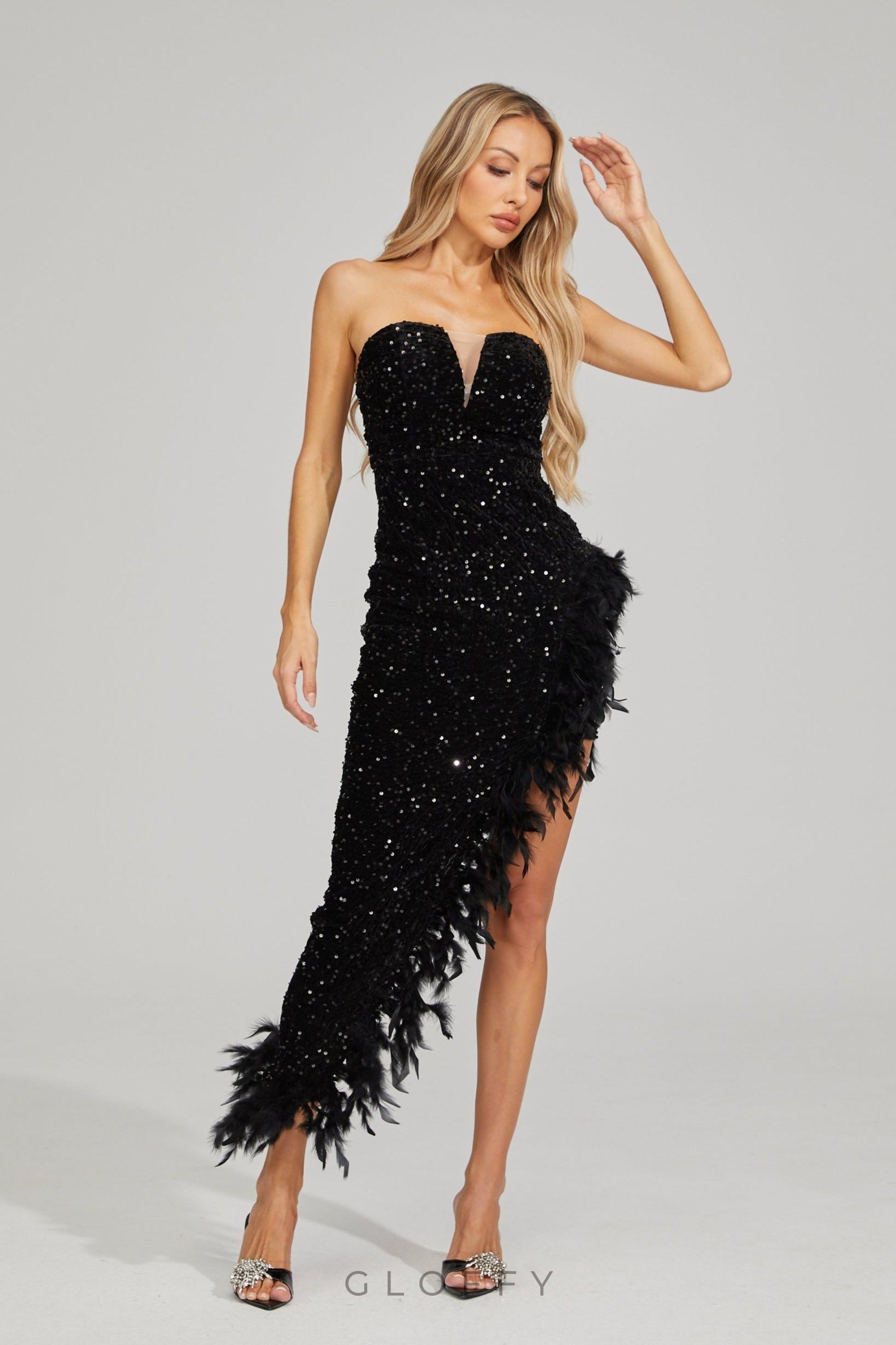 Kira Siyah Payet ve Tüy Detaylı Maxi Elbise