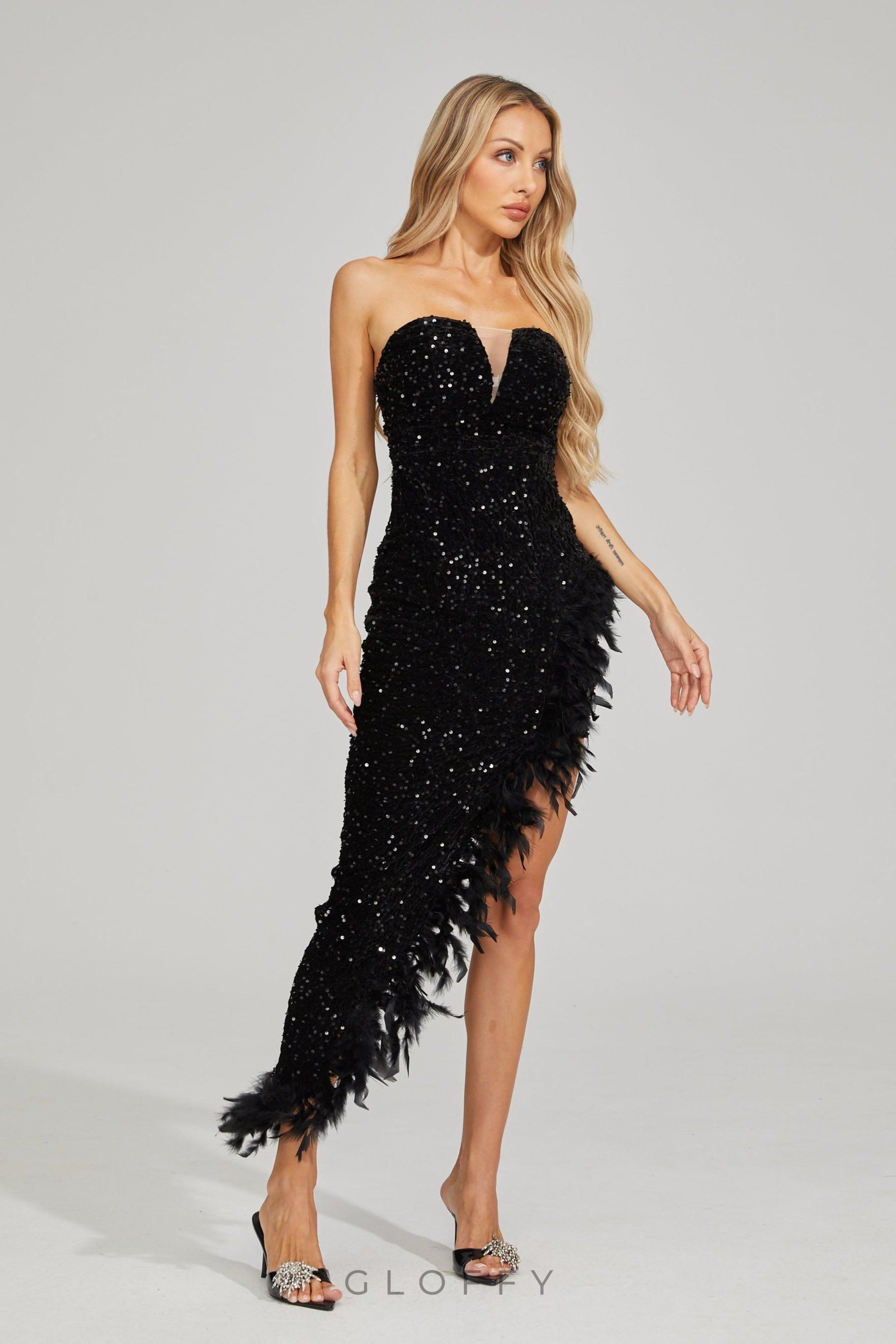 Kira Siyah Payet ve Tüy Detaylı Maxi Elbise