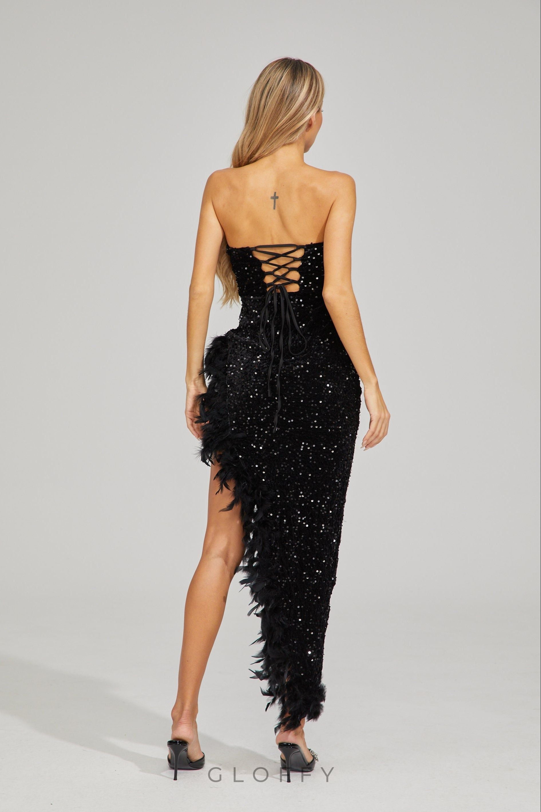 Kira Siyah Payet ve Tüy Detaylı Maxi Elbise