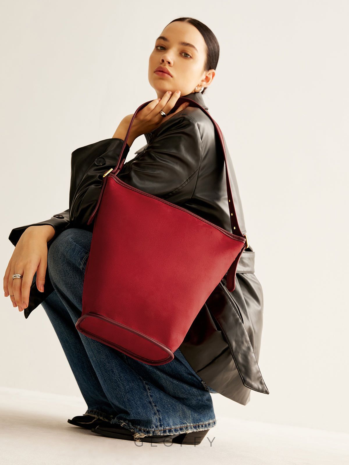 Ayarlanabilir Askılı Süet Kova Çanta