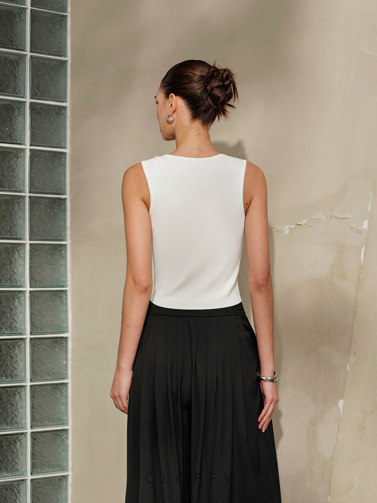 Sırt Detaylı Zincir Askılı Fit Atlet – Beyaz