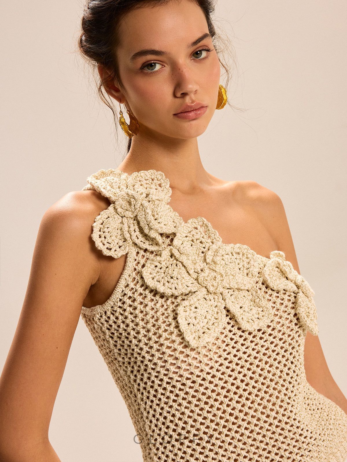 Tek Omuz Çiçek Detaylı Örgü Bluz – Ekru