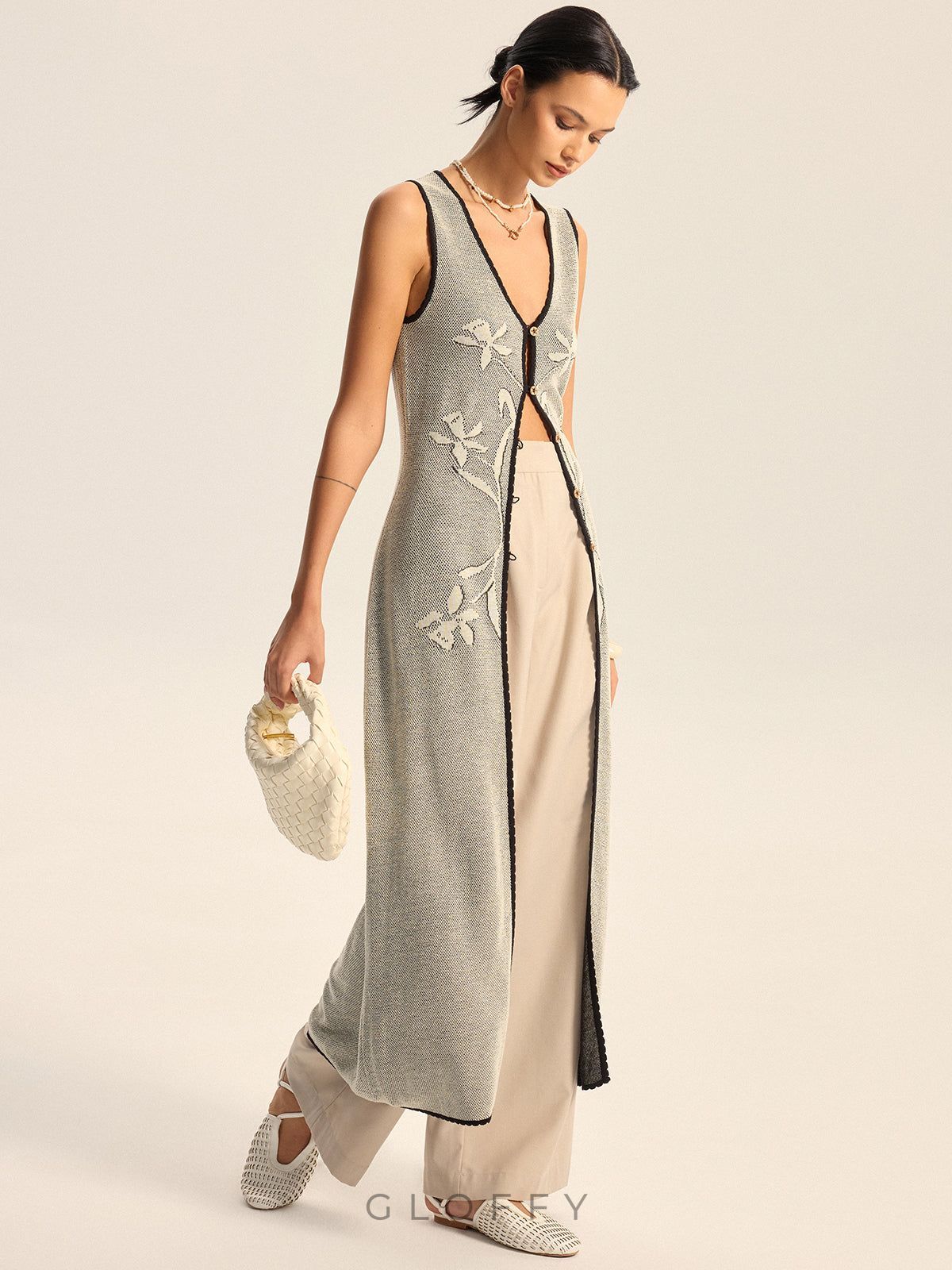 Çiçek Desenli V Yaka Düğmeli Uzun Süveter – Bej