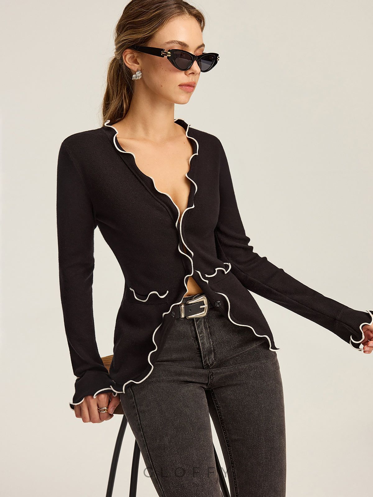 Triko V Yaka Fırfırlı Hırka – Siyah