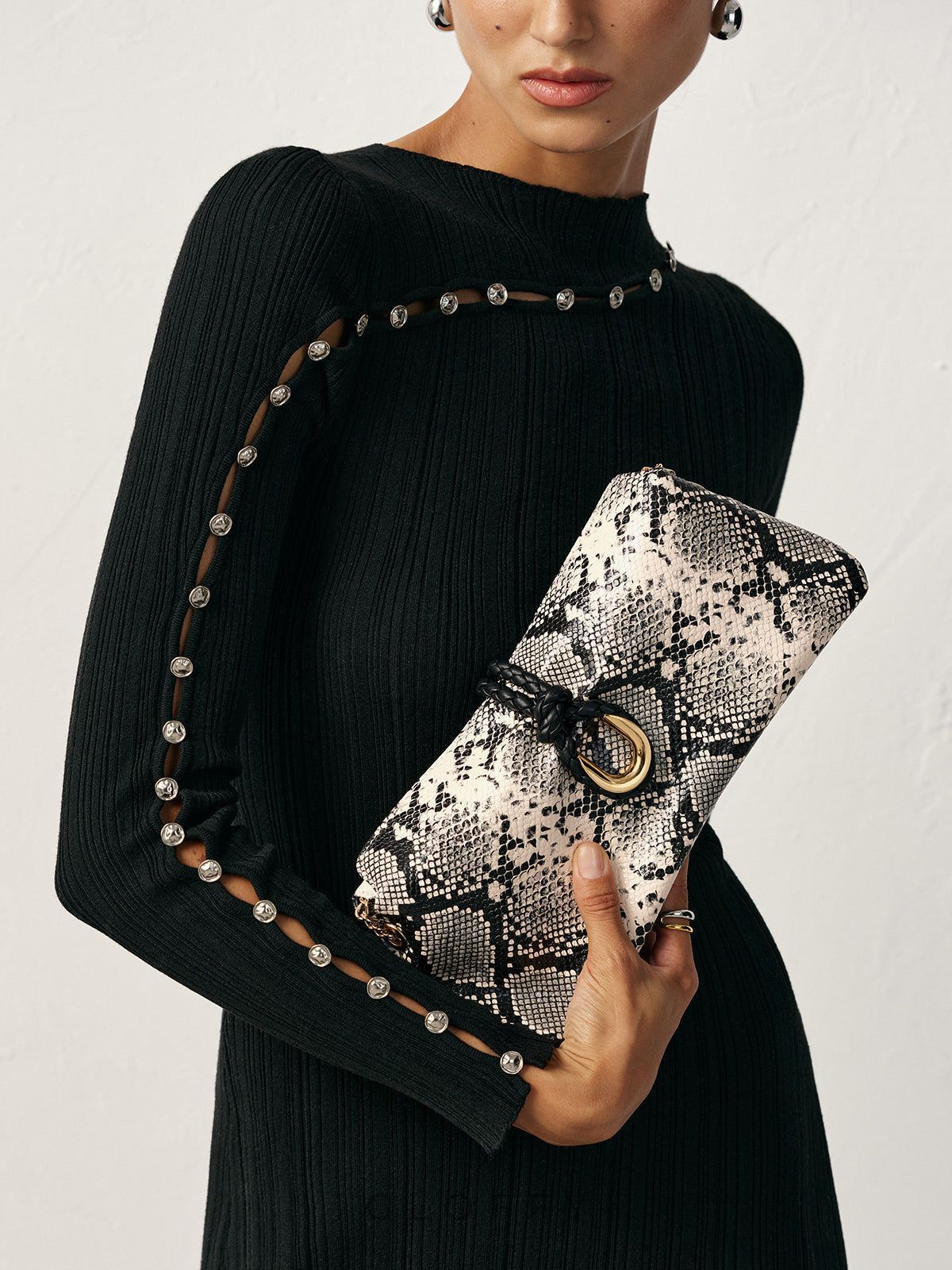 Yılan Derisi Desenli Zincir Askılı Çanta