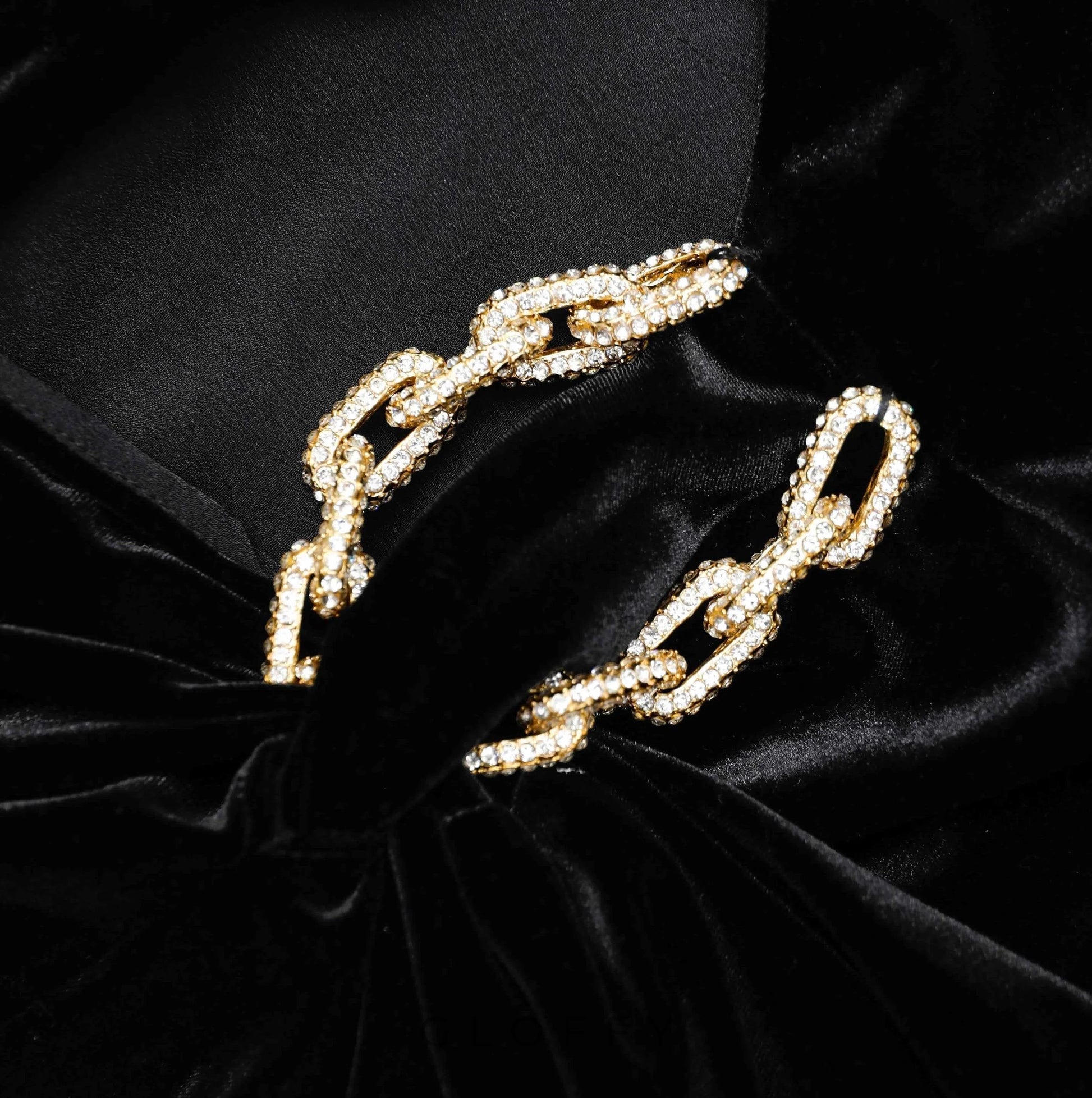 Noémie Zincir Detaylı Yırtmaçlı Kadife Maxi Elbise